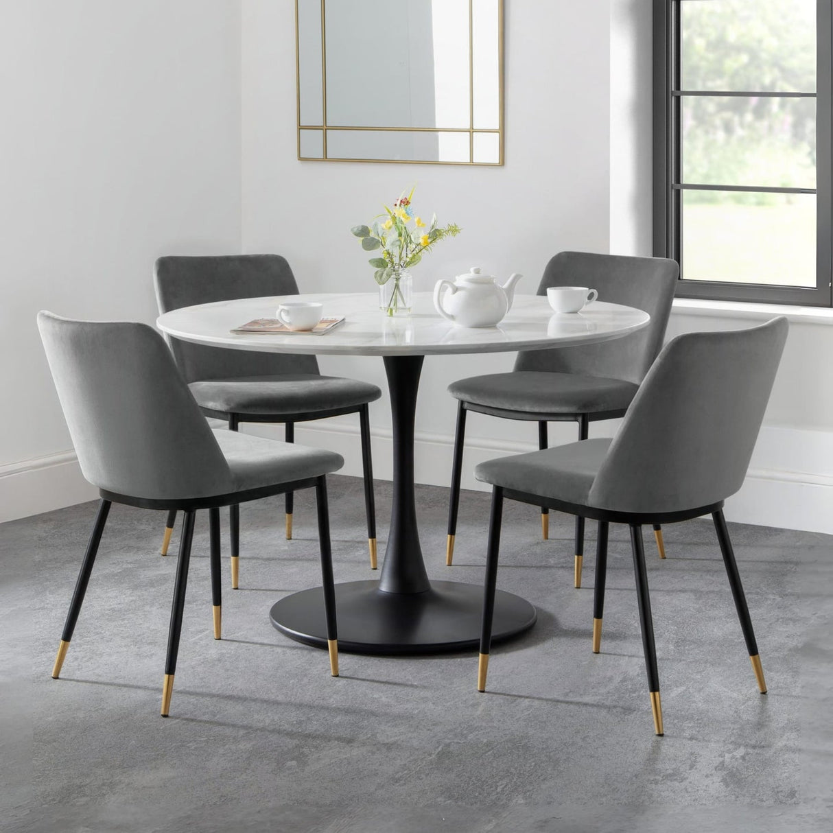 Wooden Dining Table for 4 People Round - Hockley