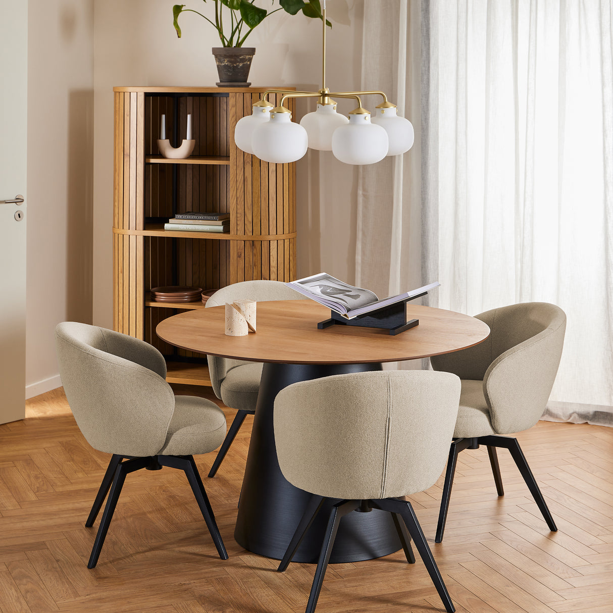 Wooden Dining Table for 4 People Round With Oak Top - Soli