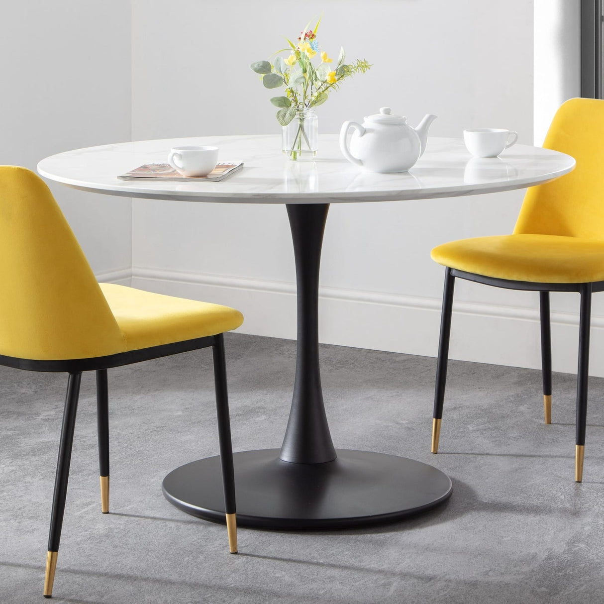 Wooden Dining Table for 4 People Round - Hockley